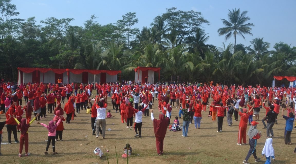 Senam sehat bersama ramaikan lapangan desa panjalin kidul