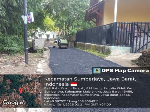 Kegiatan Pengaspalan Jalan Blok Rabu Dukuh Tengah