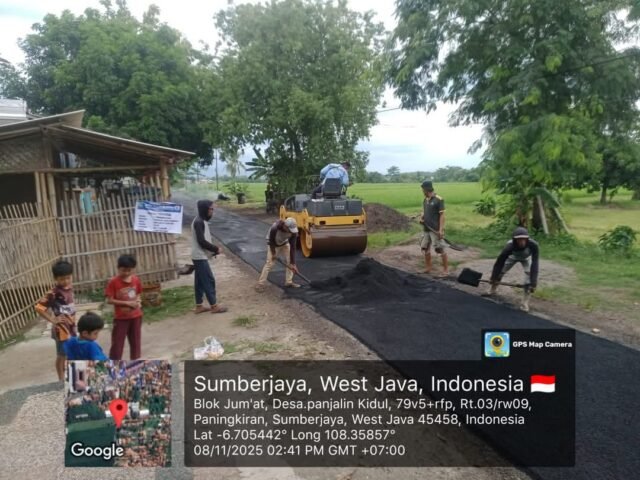 Kegiatan Pengaspalan Jalan Blok Jumat